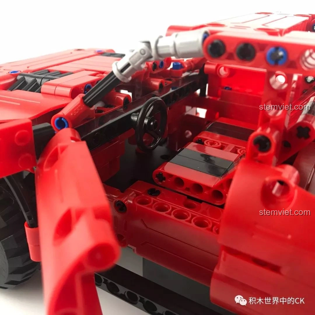 So sánh xe bán tải CaDA C51005 màu đỏ với một mô hình xe bán tải Lego khác từ phía sau.