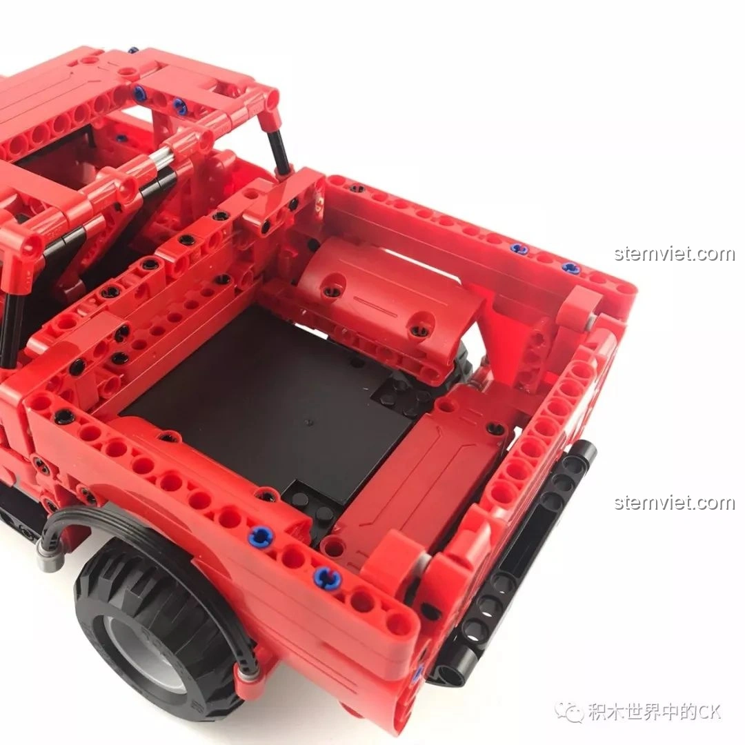 So sánh tổng thể xe bán tải CaDA C51005 màu đỏ với một mô hình xe bán tải Lego lớn hơn.