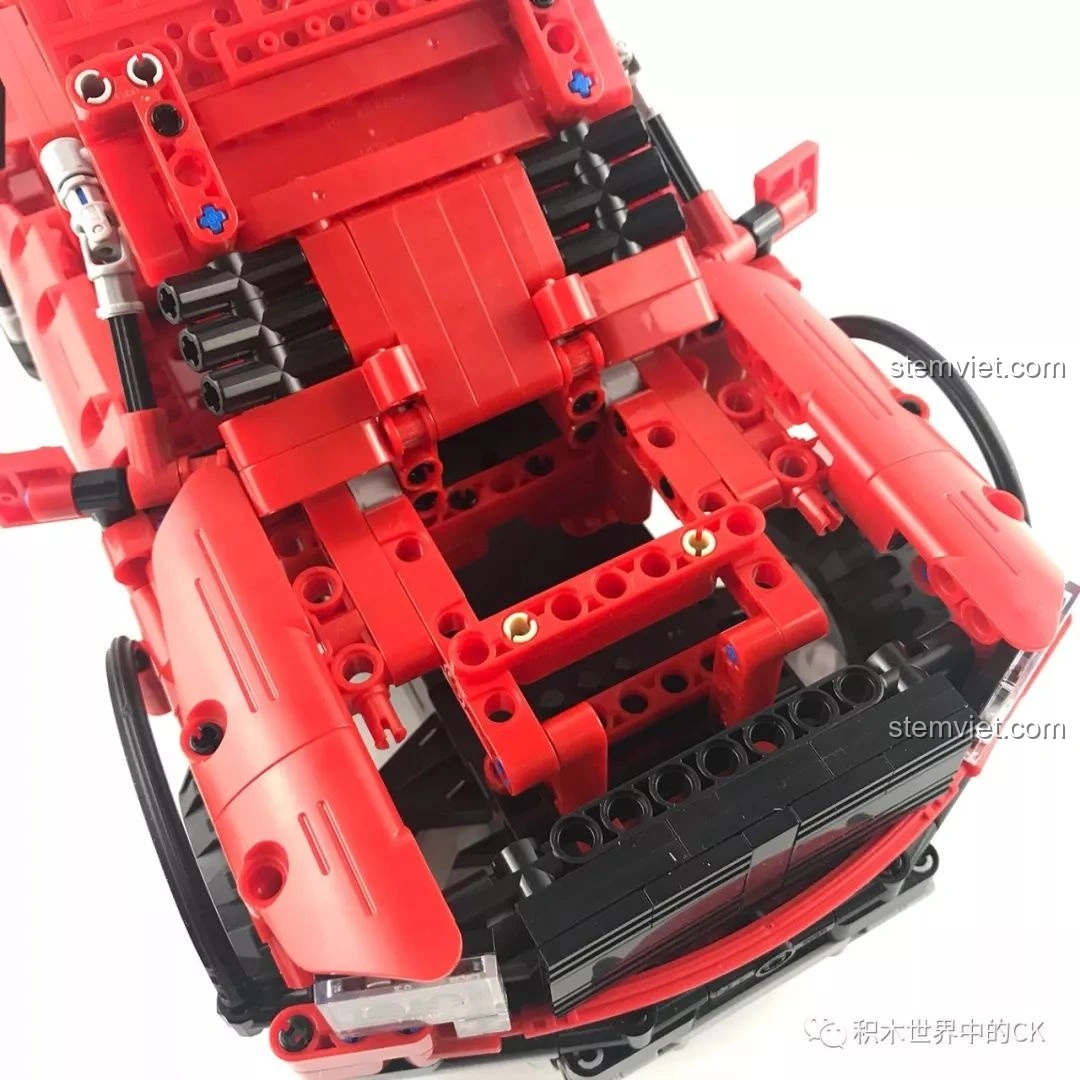 So sánh xe bán tải CaDA C51005 màu đỏ với một mô hình xe bán tải Lego khác từ phía trước.