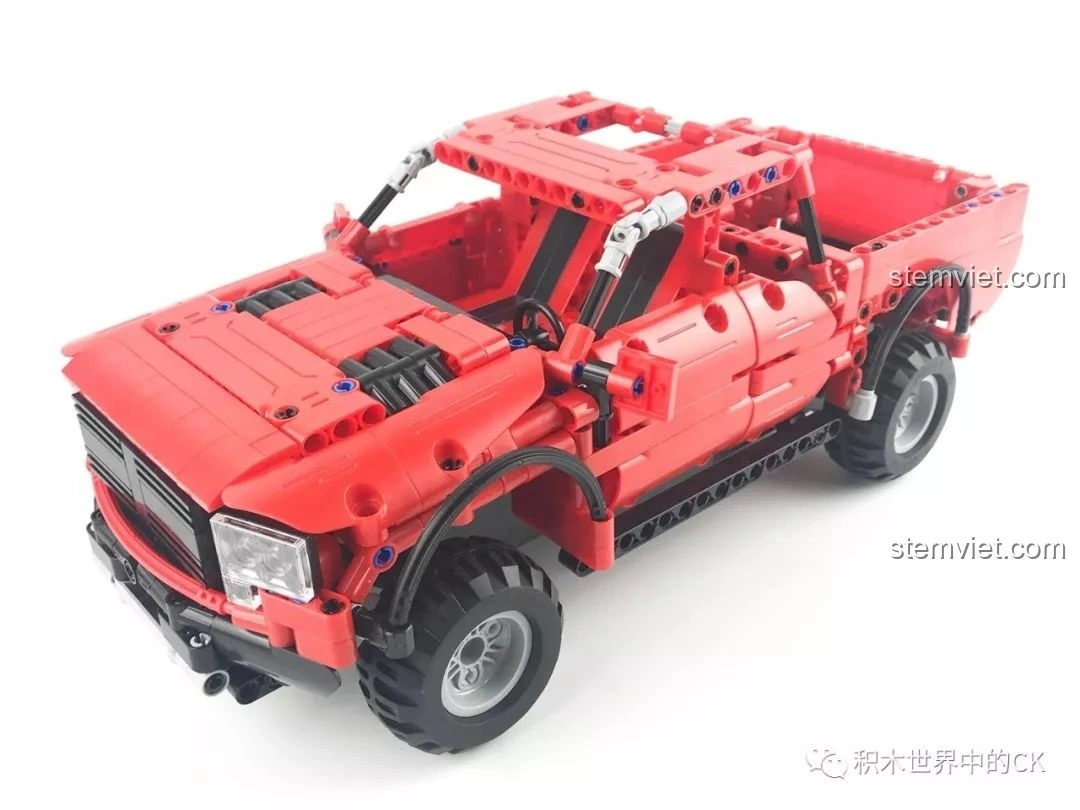 Xe bán tải CaDA C51005 màu đỏ đã hoàn thiện, nhìn từ góc bên hông.