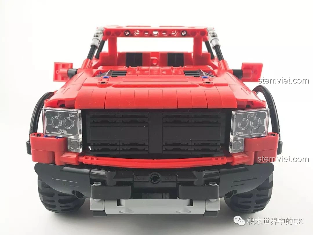 Xe bán tải CaDA C51005 màu đỏ đã hoàn thiện, nhìn từ góc phía sau chéo.