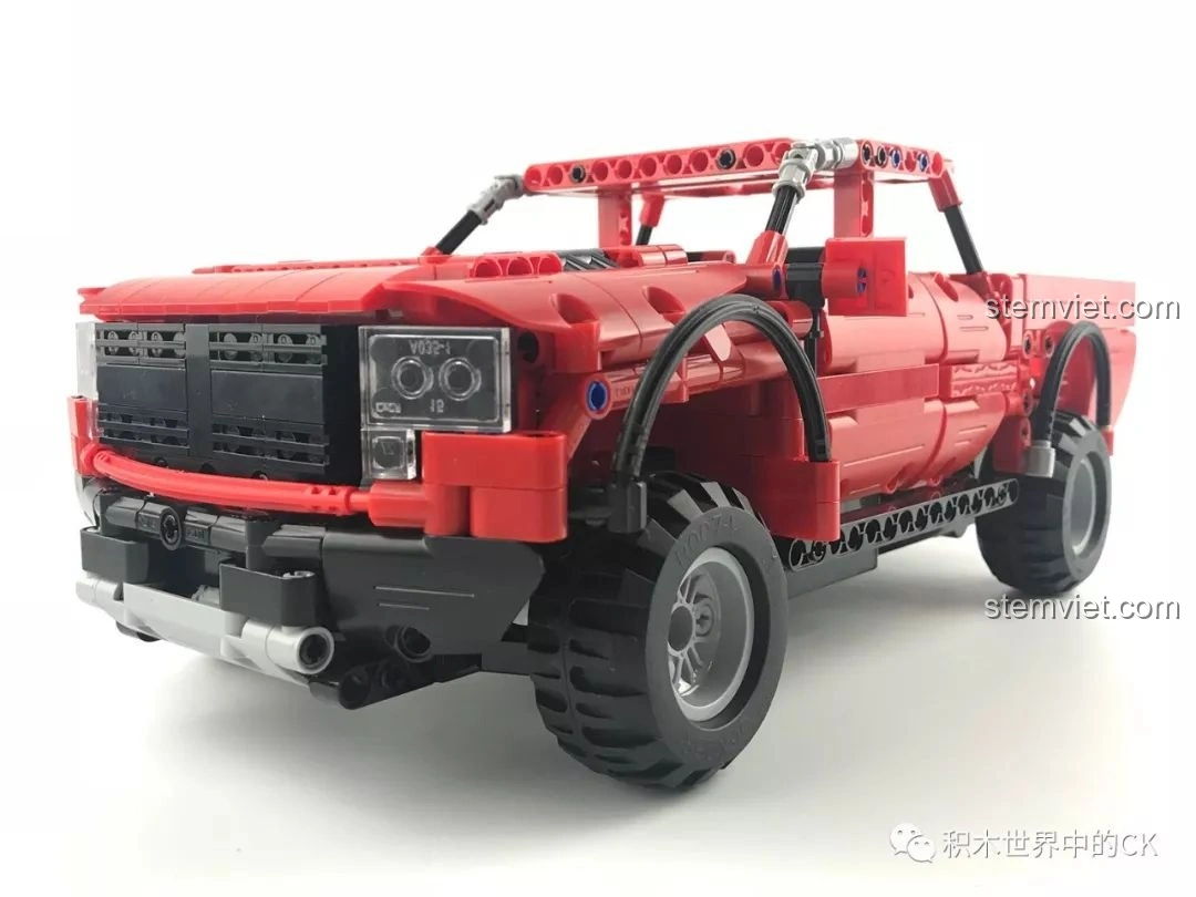 Xe bán tải CaDA C51005 màu đỏ đã hoàn thiện, nhìn từ góc phía sau.