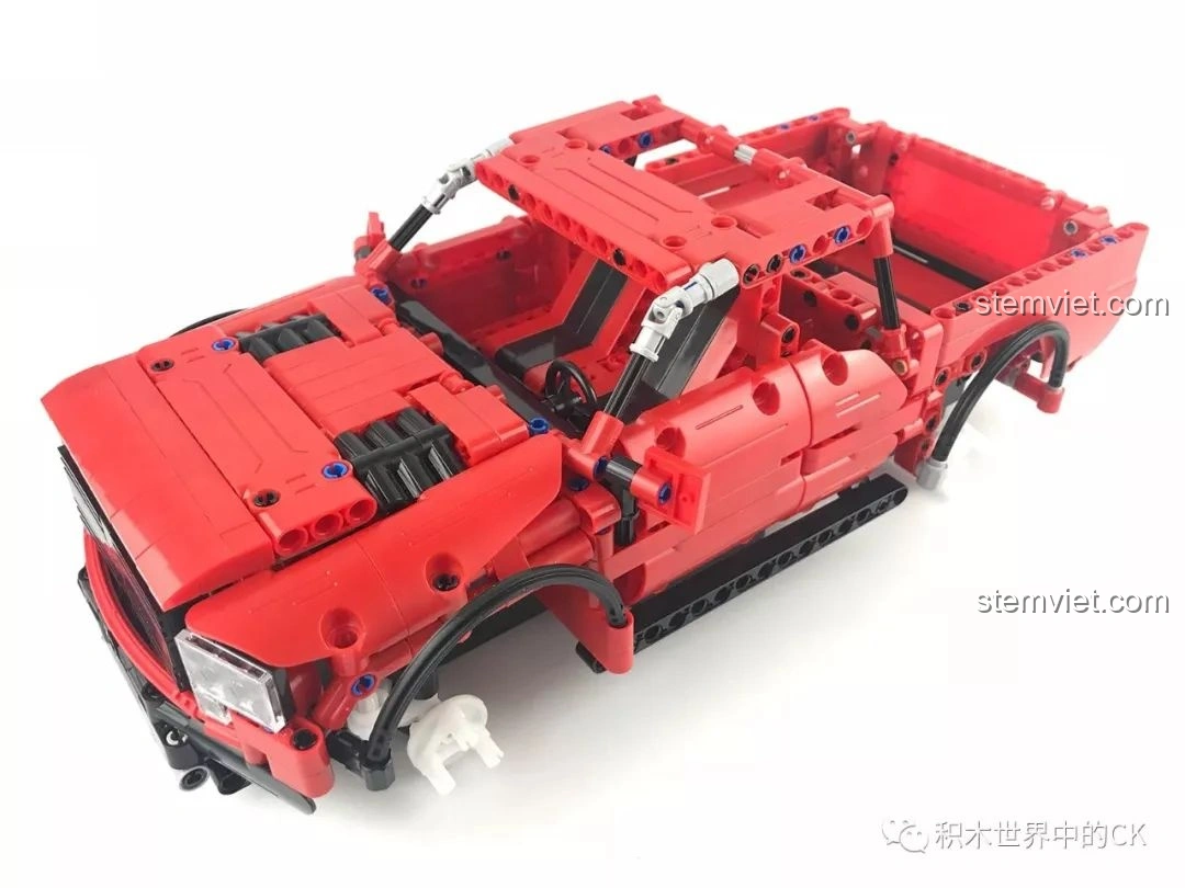 Xe bán tải CaDA C51005 màu đỏ đã hoàn thiện, nhìn trực diện từ phía trước.