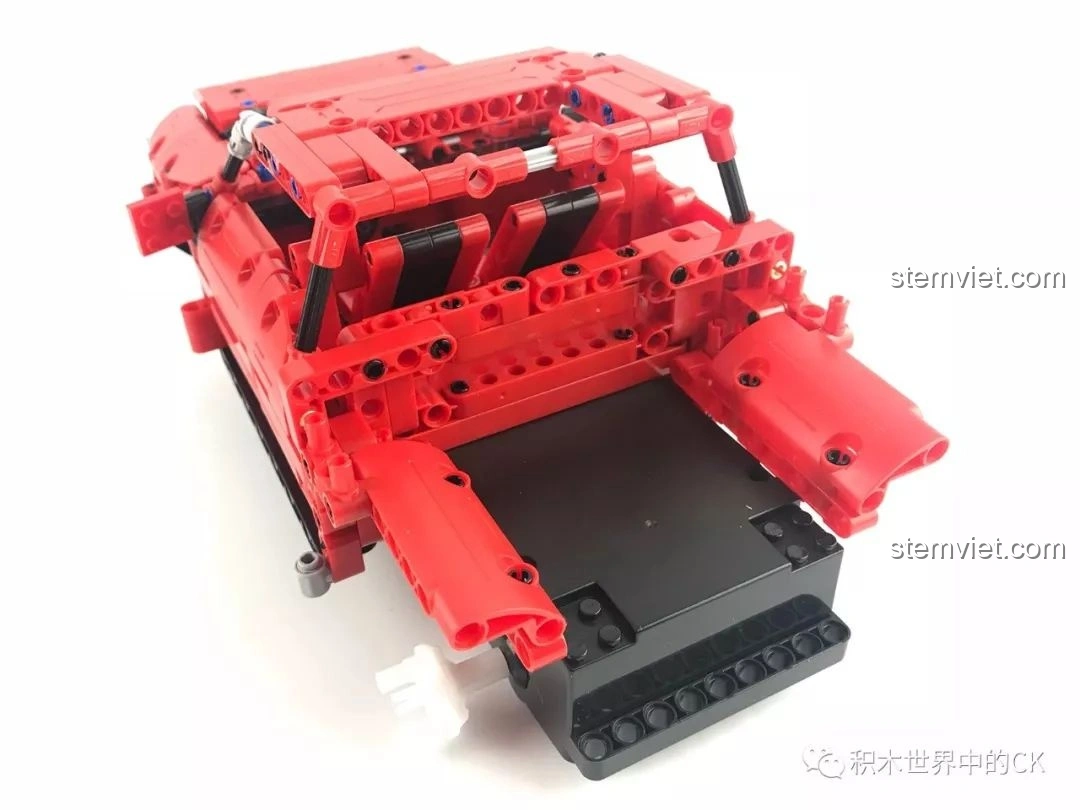 Xe bán tải CaDA C51005 màu đỏ đã hoàn thiện, nhìn từ góc phía trước.