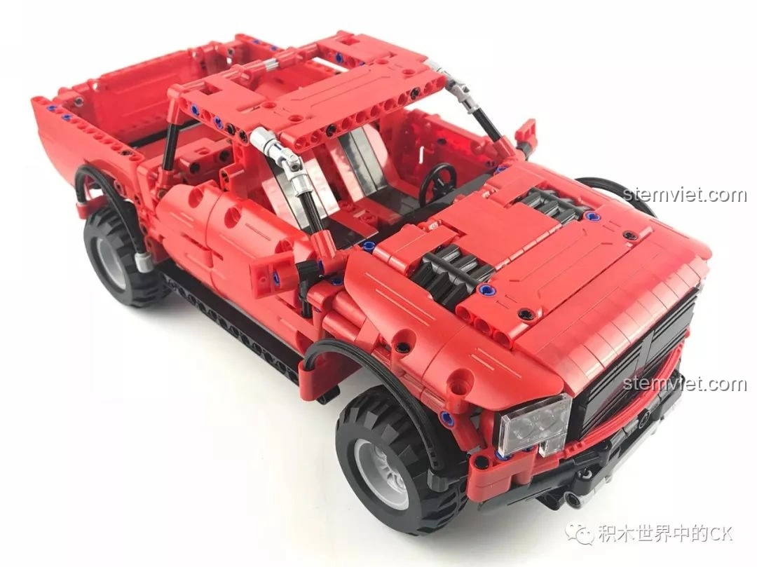 Thùng xe bán tải CaDA C51005 màu đỏ mở rộng hoàn toàn.