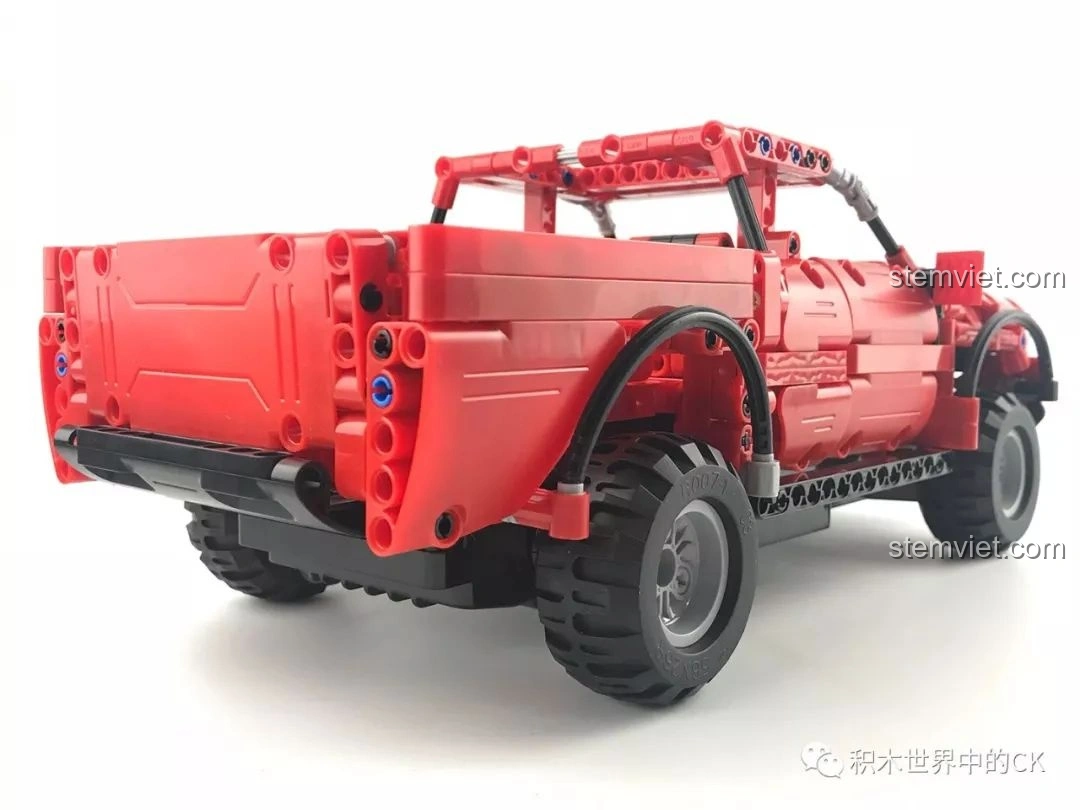 Thùng xe bán tải CaDA C51005 màu đỏ có thể mở ra được.