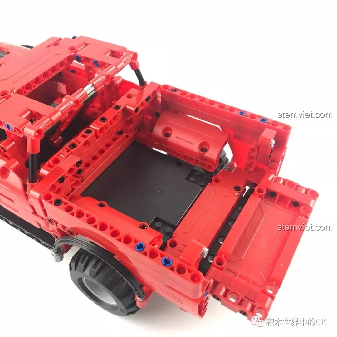 Ảnh chụp màn hình video điều khiển xe bán tải CaDA C51005 RC.