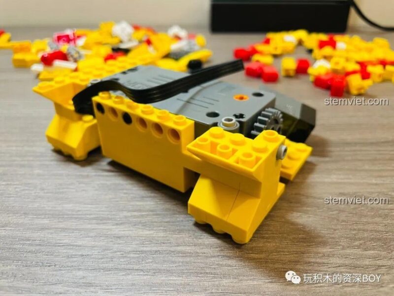 Động cơ thông minh của bộ lắp ghép CaDA C51037 Mèo Thần Tài, là trái tim của các tính năng cảm biến và chuyển động, ảnh review người dùng chụp.
