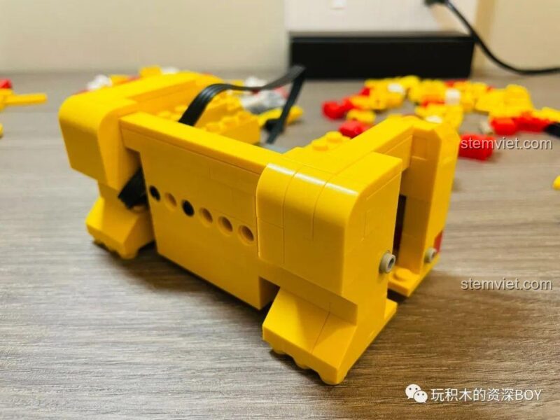 Phần đế của bộ đồ chơi CaDA C51037 Mèo Thần Tài đang được hoàn thiện, cho thấy sự kết nối giữa các mảnh ghép và động cơ, ảnh review người dùng chụp.