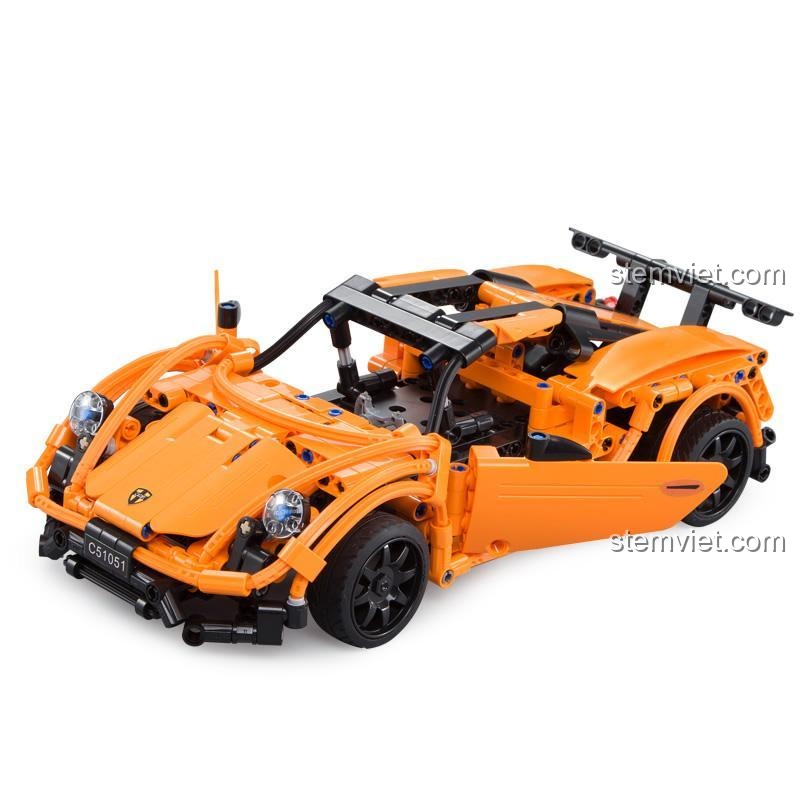 Một góc nhìn khác của bộ lắp ráp siêu xe Porsche 918 CaDA C51051, làm nổi bật cánh gió và phần đuôi xe.