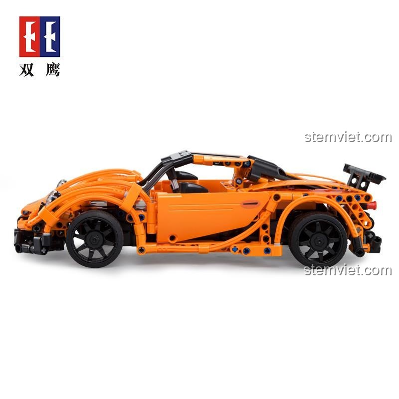 Góc nhìn ngang của xe đua Porsche 918 CaDA, cho thấy chiều dài và kiểu dáng thể thao của xe.