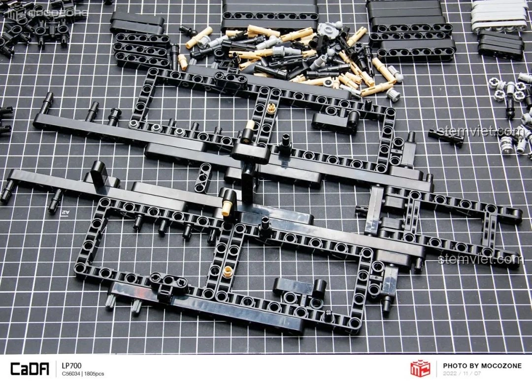 Bắt đầu lắp ráp khung gầm của bộ CaDA C63004 Lamborghini Aventador LP700, với các thanh Technic cơ bản.