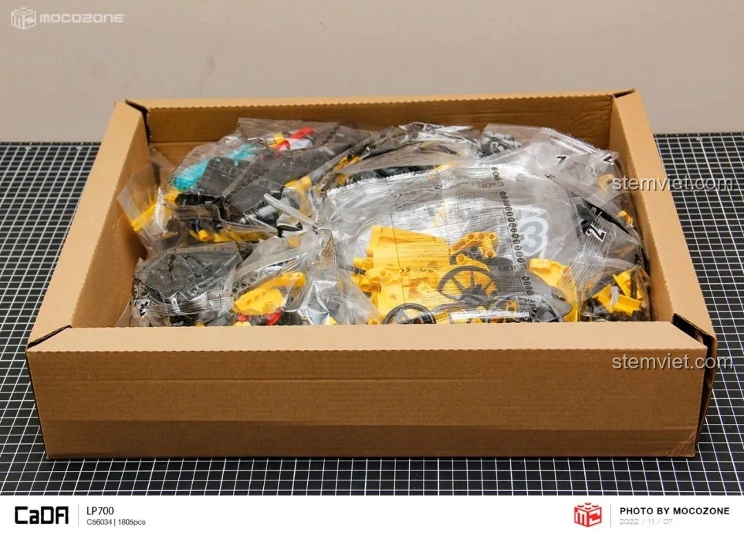 Bên trong hộp bộ lắp ráp CaDA C63004 Lamborghini Aventador LP700, các túi mảnh ghép được sắp xếp gọn gàng.