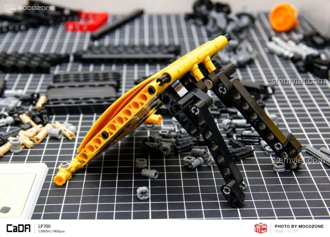 Một phần của hệ thống treo trước của CaDA C63004 Lamborghini Aventador LP700, với các mảnh ghép màu vàng nổi bật.