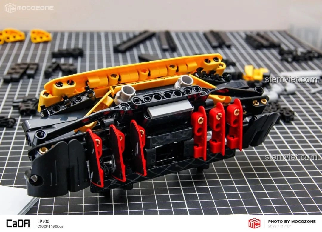 Phần thân sau của CaDA C63004 Lamborghini Aventador LP700 với đế cánh gió sau đang được lắp.