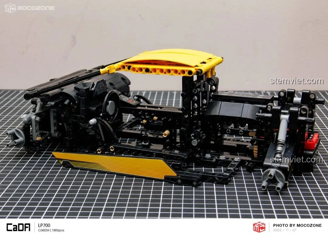 Chi tiết cánh gió sau (diffuser) của CaDA C63004 Lamborghini Aventador LP700, với các mảnh đỏ tạo điểm nhấn.