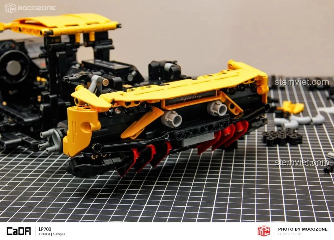 Cấu trúc bên trong phần đầu xe của CaDA C63004 Lamborghini Aventador LP700, với nhiều trục kết nối.