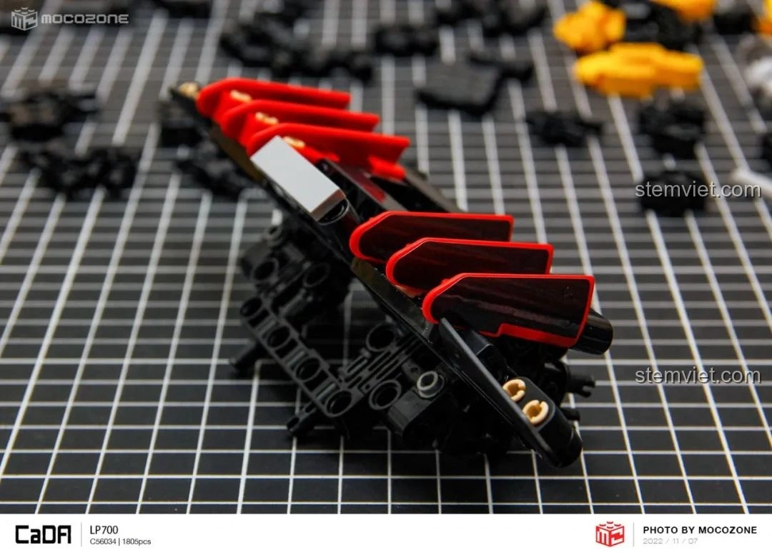 Cấu trúc phần đuôi xe của CaDA C63004 Lamborghini Aventador LP700 đang được lắp, với các đường nét nghiêng.