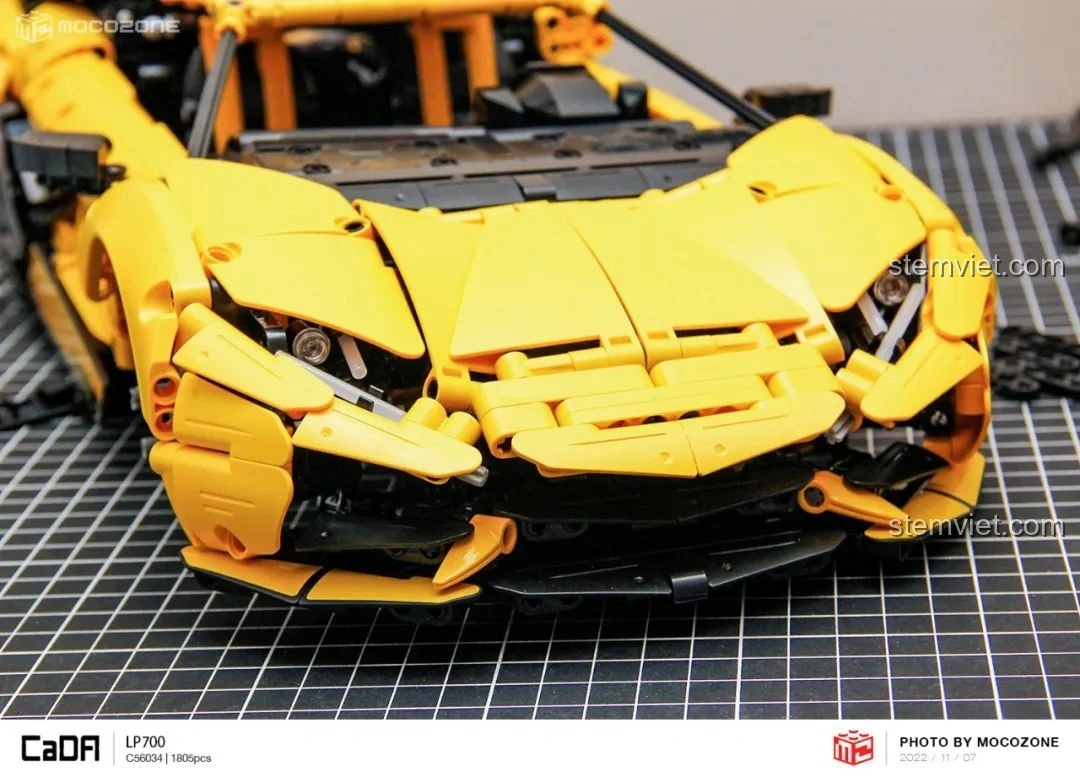 Cận cảnh khoang động cơ của CaDA C63004 Lamborghini Aventador LP700, hiển thị các chi tiết bên trong.