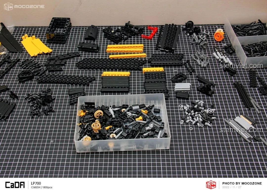 Chi tiết các mảnh ghép nhỏ và lớn của bộ CaDA C63004 Lamborghini Aventador LP700, thể hiện chất lượng nhựa cao cấp.