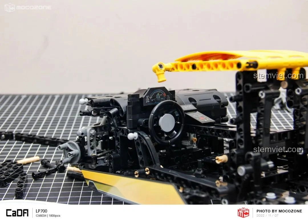 Cận cảnh nội thất của mô hình CaDA C63004 Lamborghini Aventador LP700, với vô lăng và bảng điều khiển.