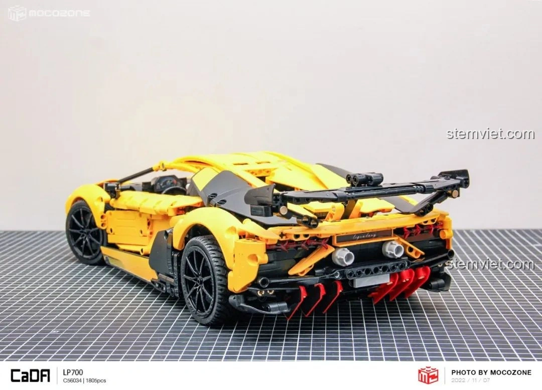 Chi tiết thân xe bên hông của CaDA C63004 Lamborghini Aventador LP700, với logo và đường nét khí động học.