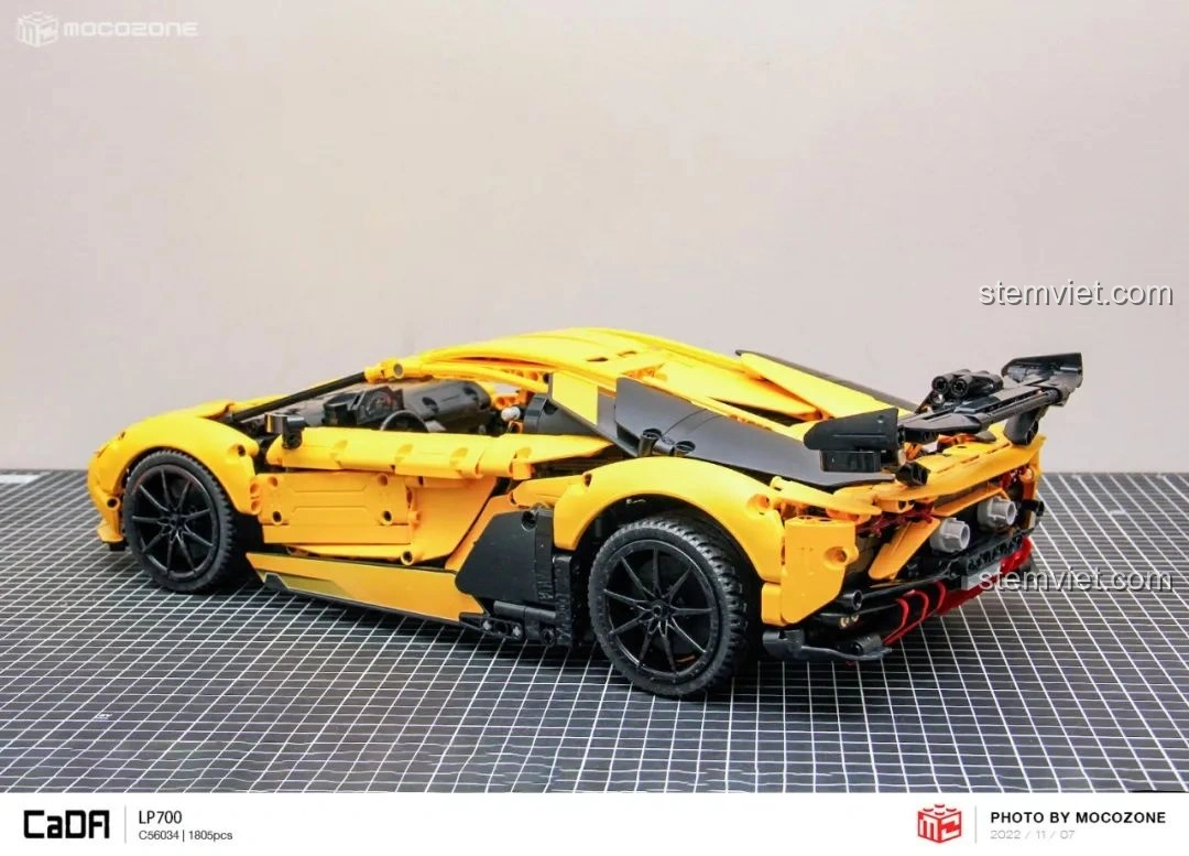 Góc nhìn chéo của cốp trước mở trên CaDA C63004 Lamborghini Aventador LP700, thể hiện độ khớp của các mảnh ghép.