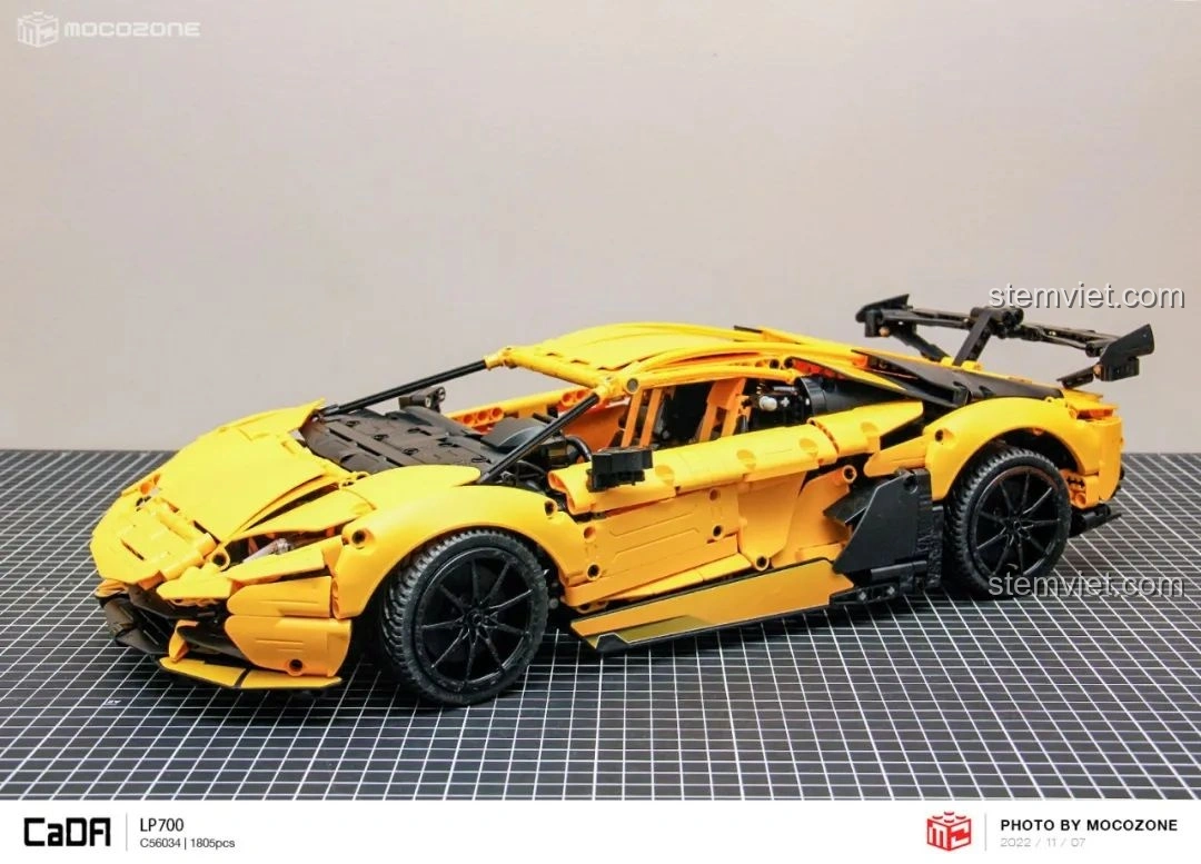 Cốp trước của CaDA C63004 Lamborghini Aventador LP700 mở lên, để lộ không gian bên trong.