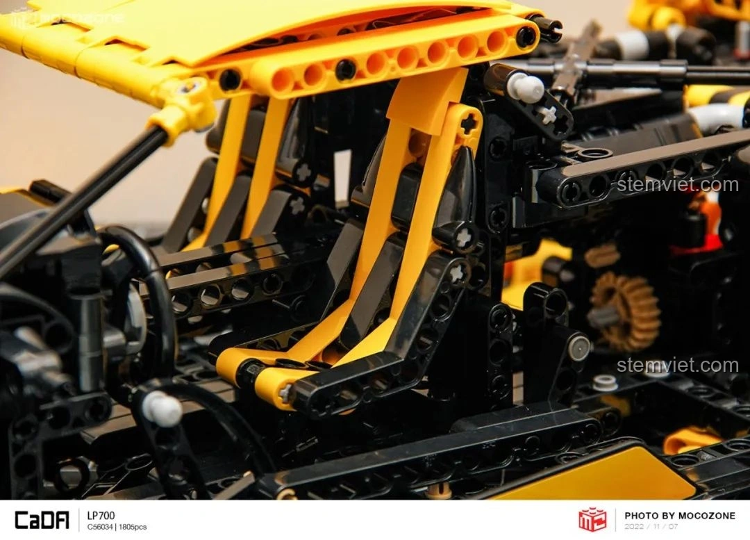 Mô hình CaDA C63004 Lamborghini Aventador LP700 nhìn từ bên hông với cửa xe mở lên, thể hiện cơ chế hoạt động mượt mà.