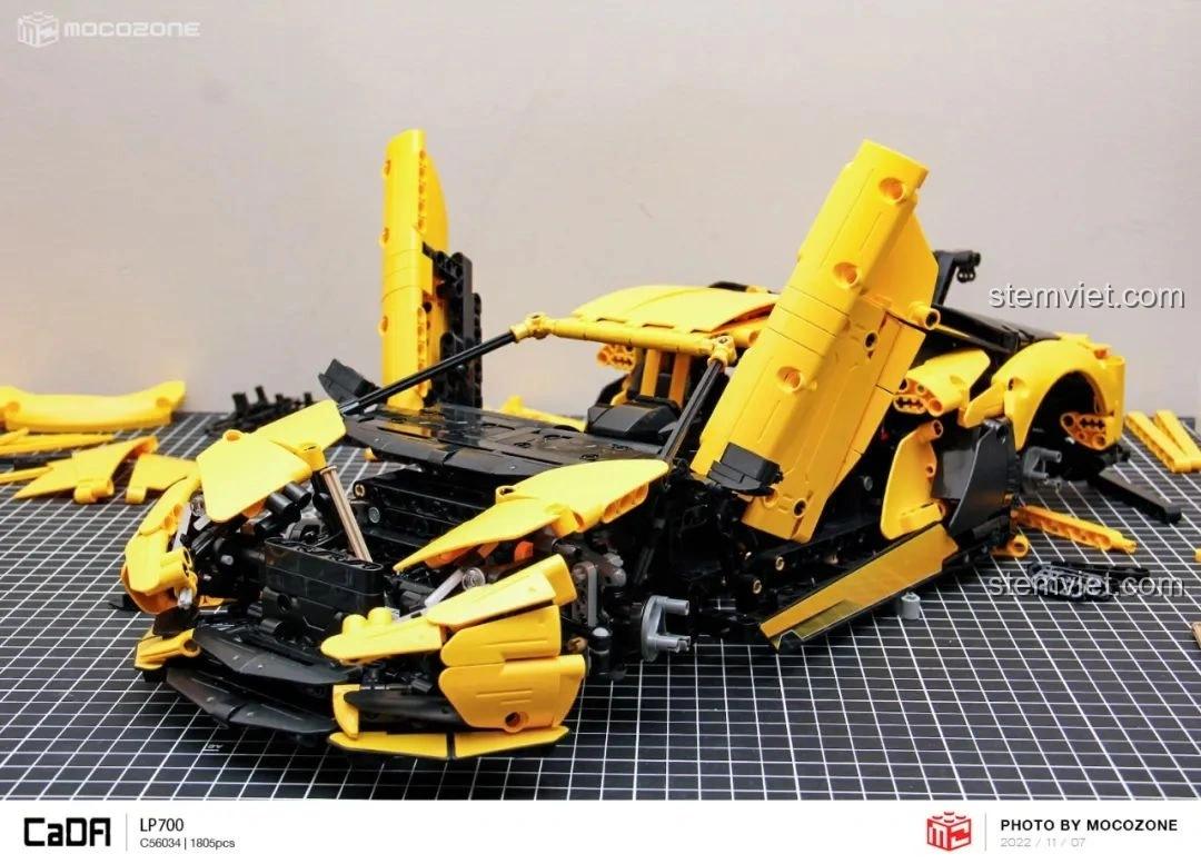 Góc nhìn chéo từ phía trước của CaDA C63004 Lamborghini Aventador LP700 với cửa mở, thể hiện đường nét thiết kế.