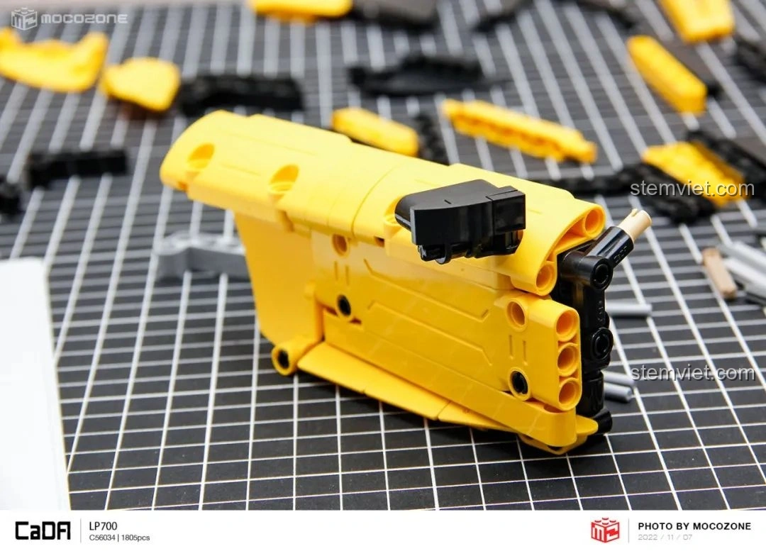 Mô hình CaDA C63004 Lamborghini Aventador LP700 nhìn từ phía trước với cả hai cửa xe mở lên, tạo dáng vẻ mạnh mẽ.