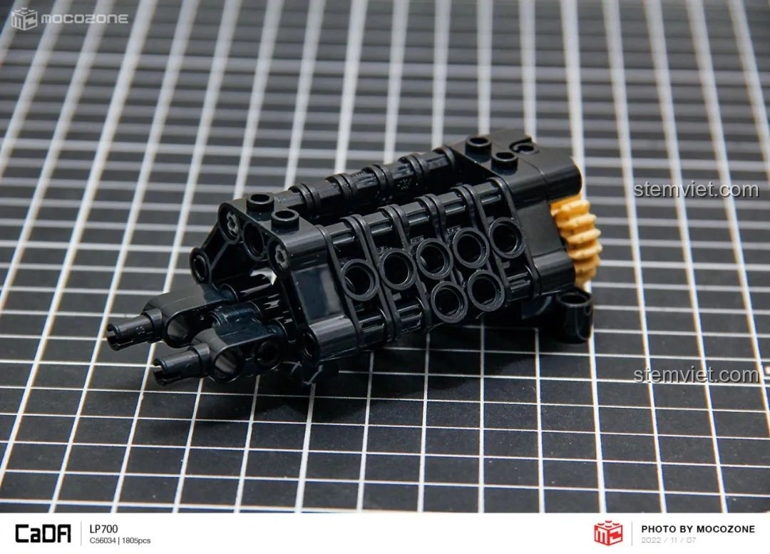 Động cơ hoàn thiện của CaDA C63004 Lamborghini Aventador LP700, sẵn sàng lắp vào khung xe.