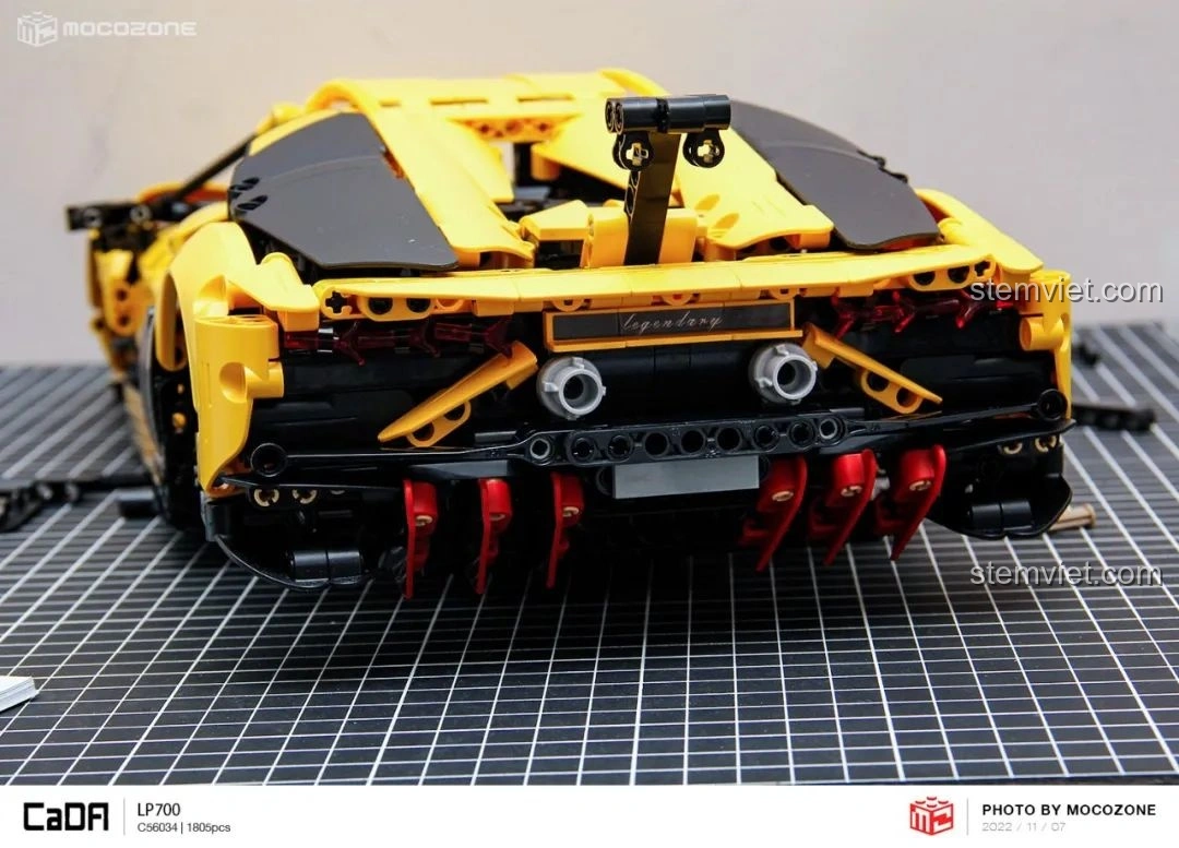 Khoang động cơ của CaDA C63004 Lamborghini Aventador LP700 với nắp mở, phô bày động cơ V12 thu nhỏ.