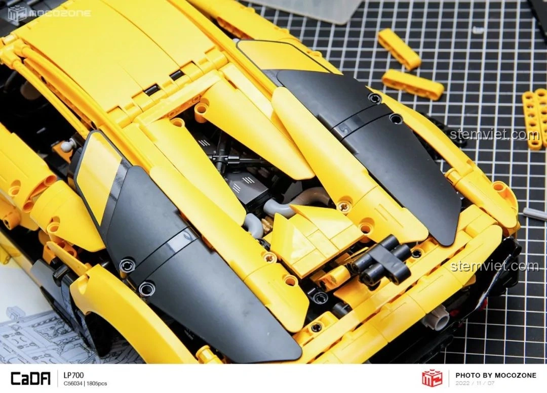 Phần đuôi xe của CaDA C63004 Lamborghini Aventador LP700 với cánh gió sau lớn, tạo vẻ thể thao.