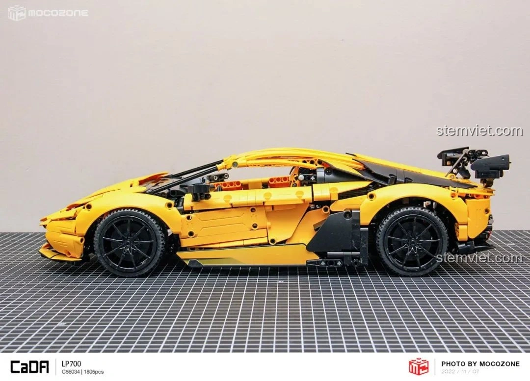 Phần đuôi xe của CaDA C63004 Lamborghini Aventador LP700 khi đóng, với cánh gió và đèn hậu nổi bật.