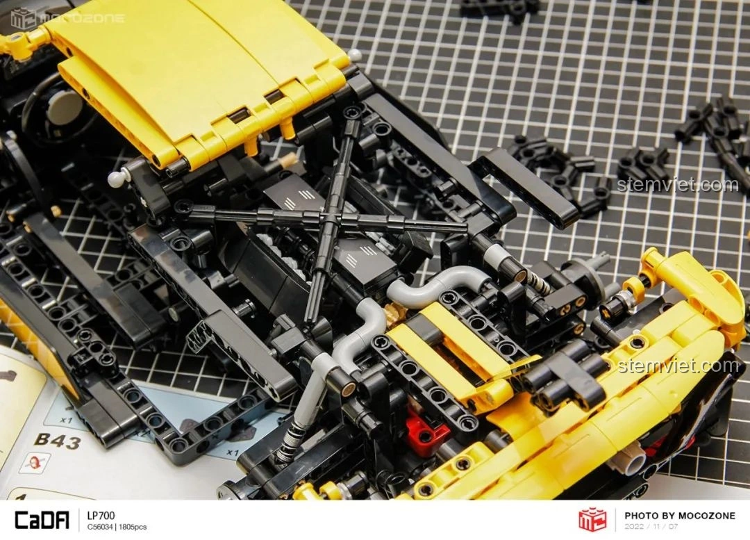 Cấu trúc khoang động cơ của CaDA C63004 Lamborghini Aventador LP700, với các chi tiết cơ khí.