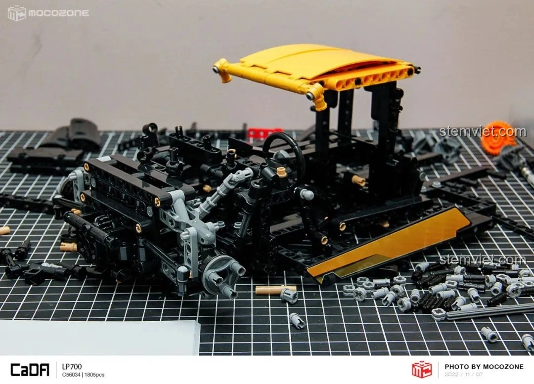 Khung gầm của CaDA C63004 Lamborghini Aventador LP700 với phần đế động cơ và các chi tiết nội thất đang được lắp.