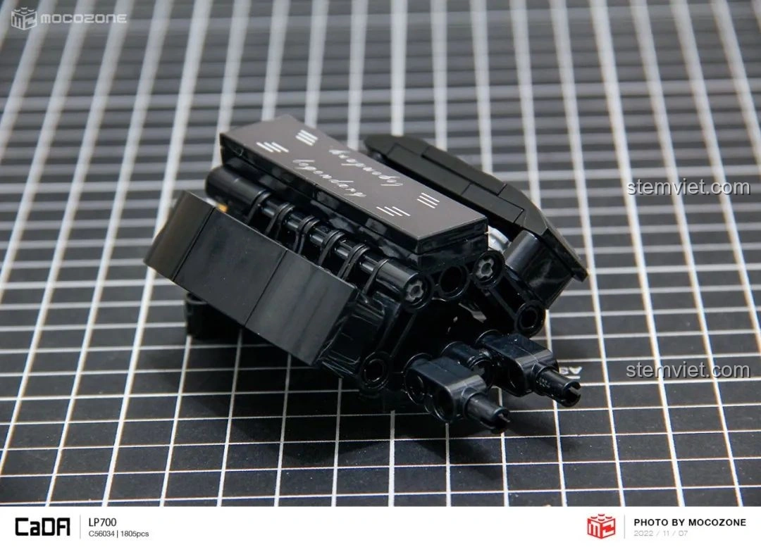 Khung gầm và nội thất của CaDA C63004 Lamborghini Aventador LP700 đã được lắp ráp, cho thấy cấu trúc bên trong.