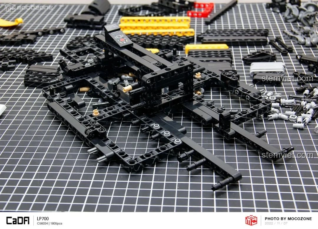 Tiến độ lắp ráp khung gầm của CaDA C63004 Lamborghini Aventador LP700, các thanh Technic dần hình thành cấu trúc.