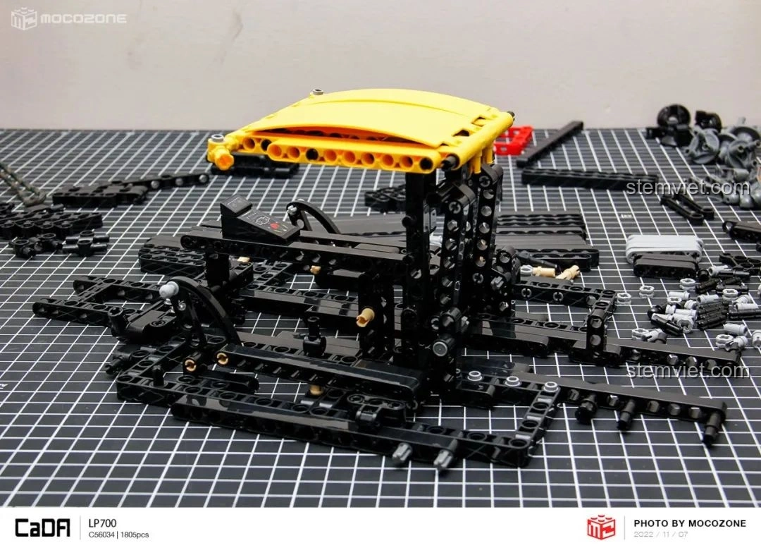 Khung gầm của CaDA C63004 Lamborghini Aventador LP700 với phần khung mui xe màu vàng đang được lắp đặt.