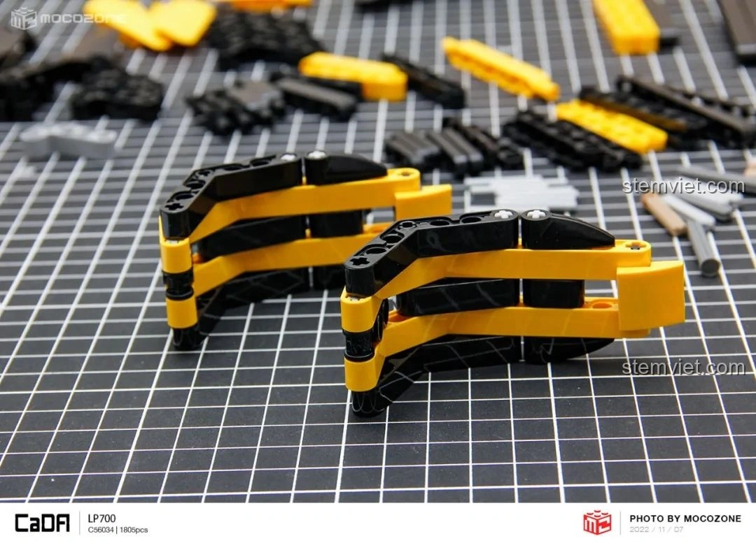 Quá trình lắp ráp các tấm thân xe của CaDA C63004 Lamborghini Aventador LP700, tạo hình dáng tổng thể.