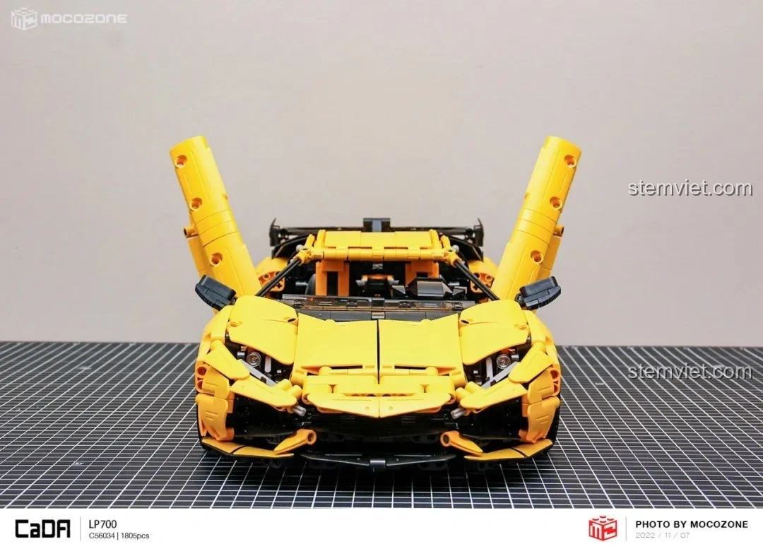 Mô hình CaDA C63004 Lamborghini Aventador LP700 nhìn từ phía trước với cửa mở, tạo dáng vẻ năng động.