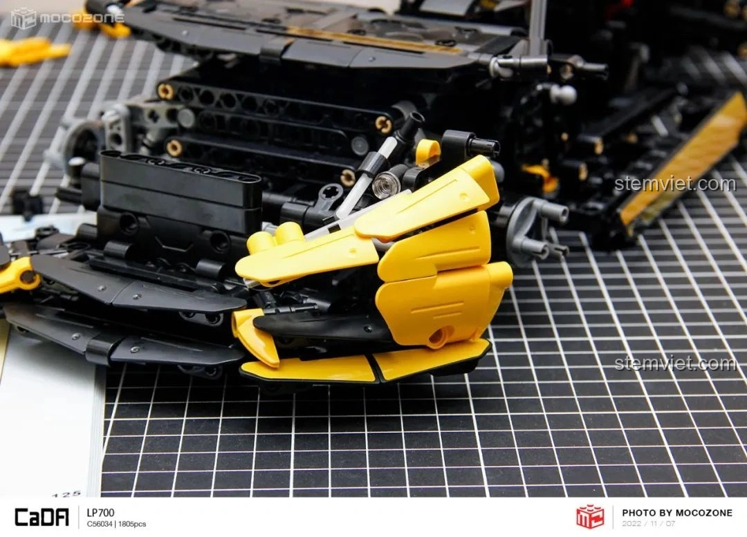 Góc nhìn từ phía trước của CaDA C63004 Lamborghini Aventador LP700 trong quá trình lắp ráp, các chi tiết đèn và hốc gió dần hiện rõ.