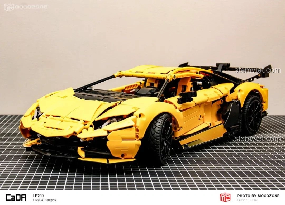 Mô hình CaDA C63004 Lamborghini Aventador LP700 nhìn từ phía trước với tất cả các bộ phận đóng, thể hiện đường nét hoàn chỉnh.