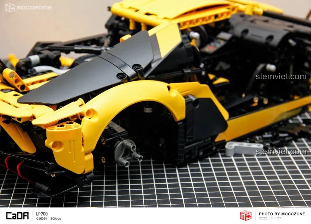 Nắp động cơ phía sau của CaDA C63004 Lamborghini Aventador LP700 mở lên, để lộ chi tiết động cơ bên trong.