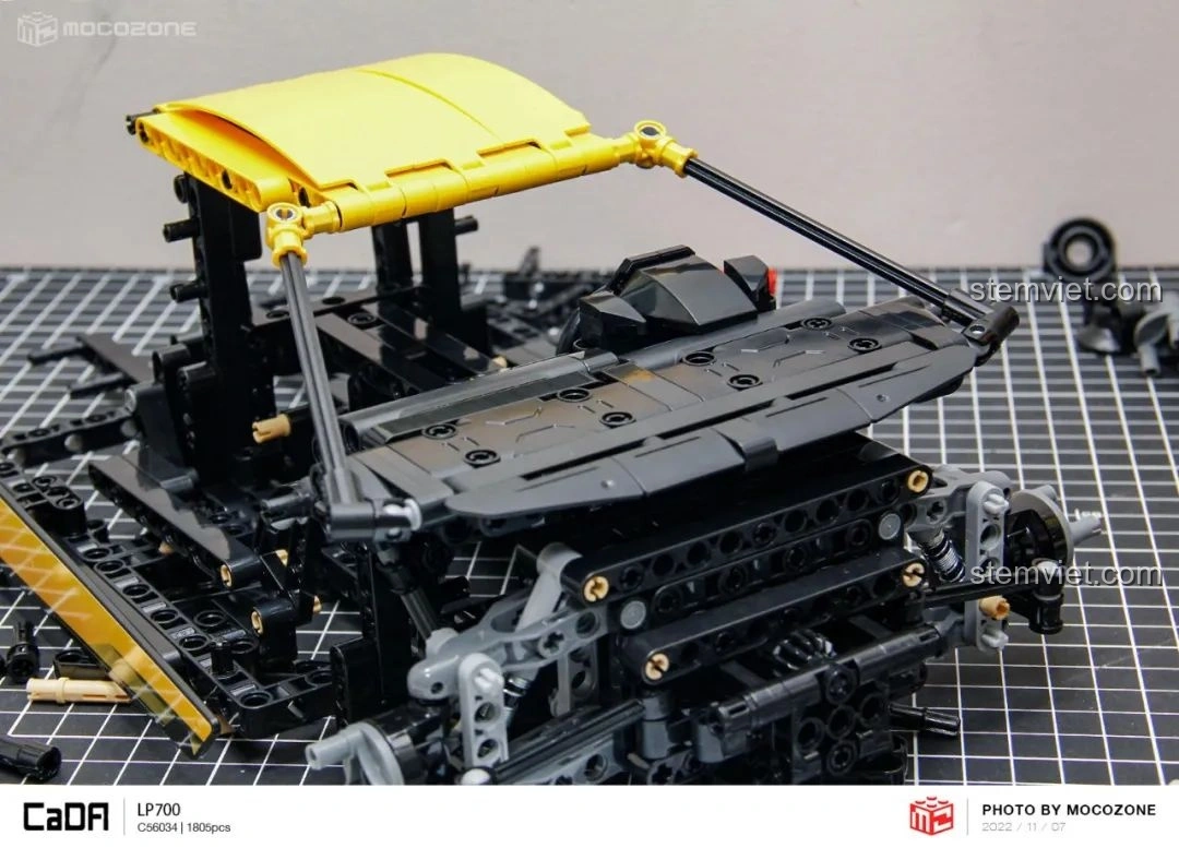 Phần đế nắp động cơ của CaDA C63004 Lamborghini Aventador LP700 đang được lắp, tạo hình khối cho phần sau xe.