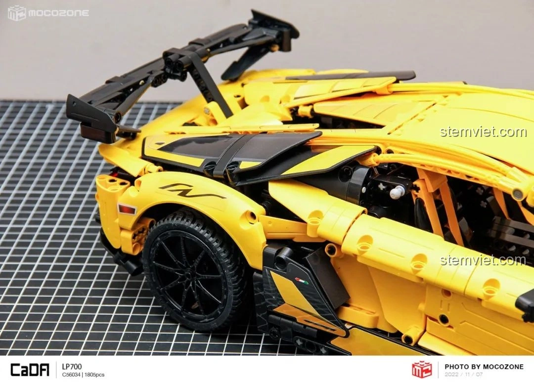 So sánh mô hình CaDA C63004 Lamborghini Aventador LP700 với một mô hình xe lắp ráp màu đỏ khác, thể hiện sự đa dạng.