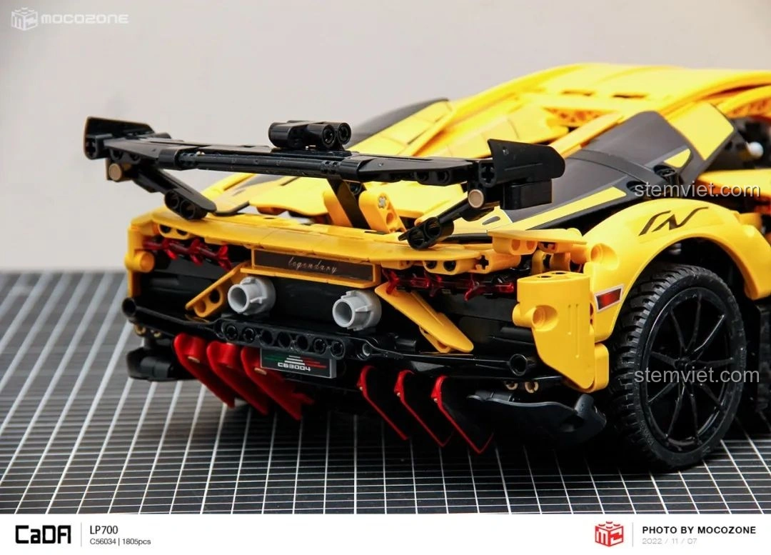 So sánh mô hình CaDA C63004 Lamborghini Aventador LP700 với một mô hình xe lắp ráp màu trắng khác, cho thấy kích thước tương đối.