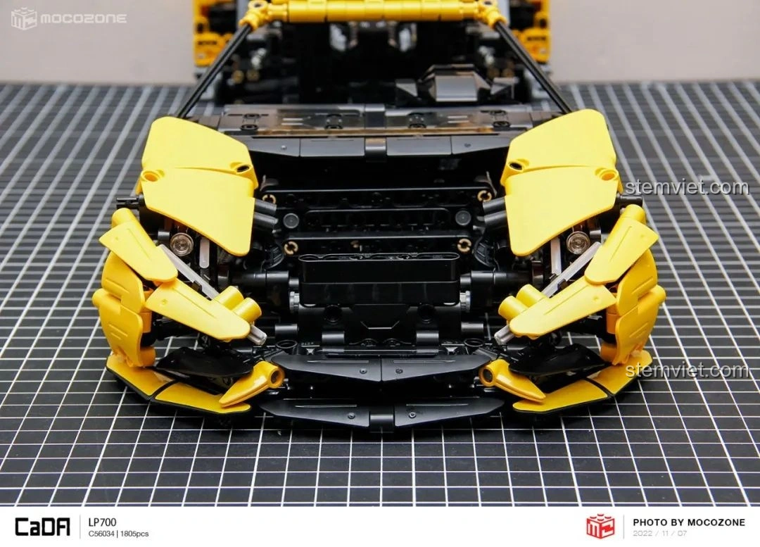 Các tấm thân xe bên hông của CaDA C63004 Lamborghini Aventador LP700, tạo đường nét khí động học.