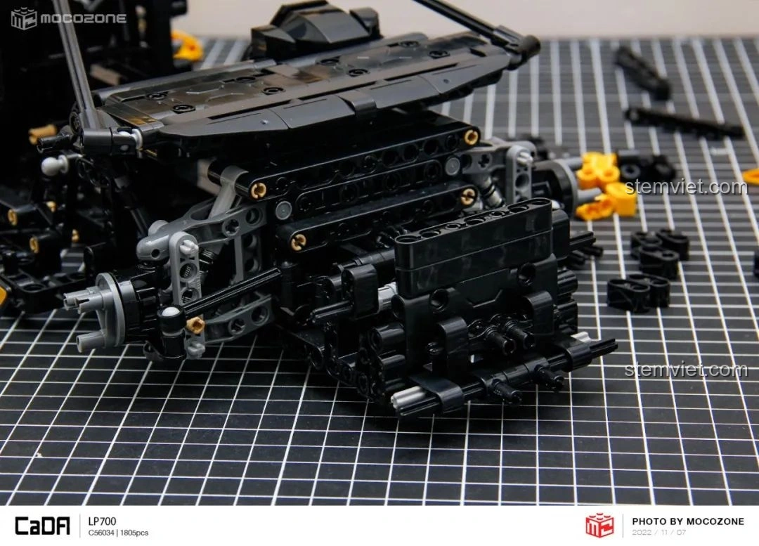 Các tấm thân xe phía trước của CaDA C63004 Lamborghini Aventador LP700 đang được lắp, tạo hình cho phần đầu xe.